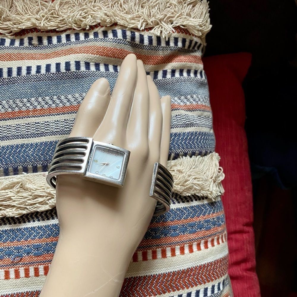 𝅺OUI Bee Art cuff bracelet watch
